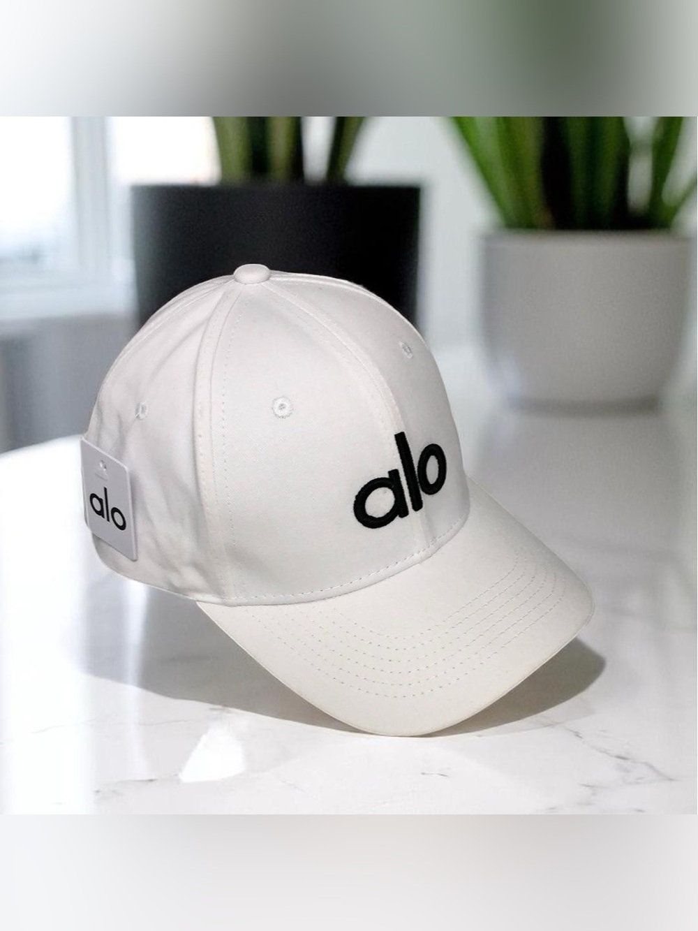 💎ALO Yoga White Baseball Cap with Black 'alo' Logo
